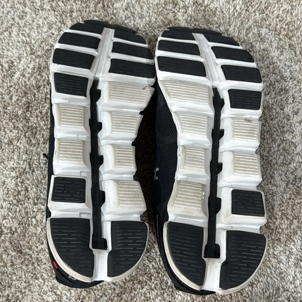 On Running Black and White Athletic Shoes with Cloud Cushioning Size 9.5 EUC - Picture 3 of 3